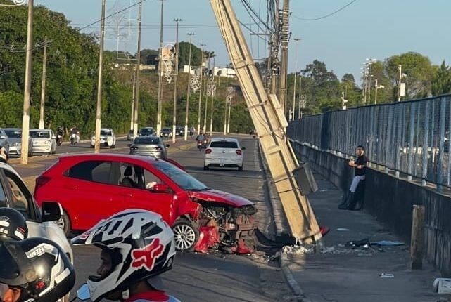 Batida de carro em poste deixa duas pessoas feridas em São Cristóvão