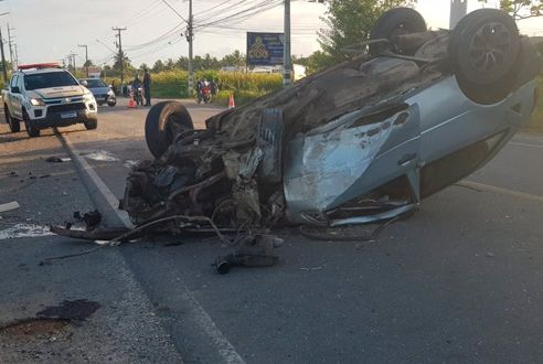 Carro capota ao colidir com placa de concreto na Av. Melício Machado