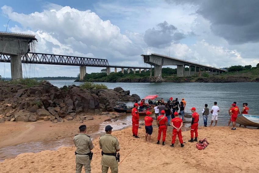 Chega a oito o número de mortes confirmadas após queda de ponte