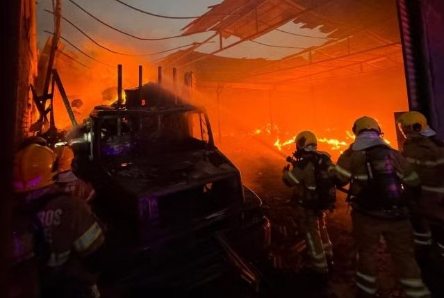 Incêndio atinge fábrica de papelão em Nossa Senhora do Socorro