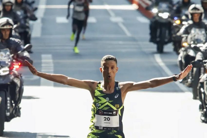 Queniano vence e brasileiro chega em quarto lugar