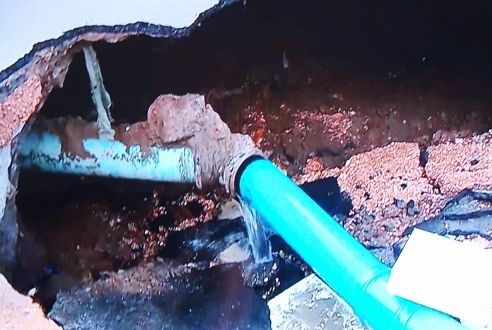 Rompimento de tubulação deixa moradores do Santos Dumont sem água