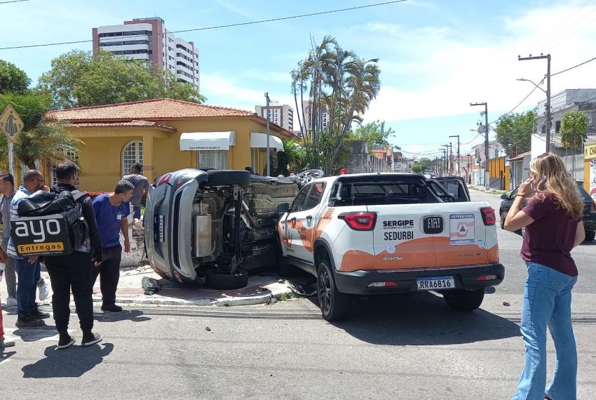 Veículo da Defesa Civil se envolve em acidente com outro carro