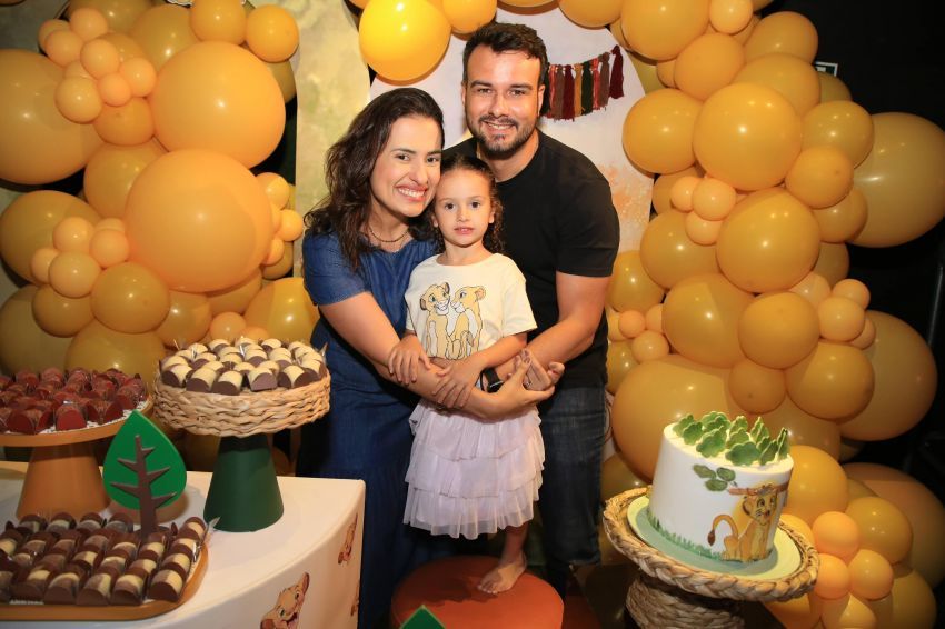 Esther Vieira comemora cinco anos com festa do Rei Leão