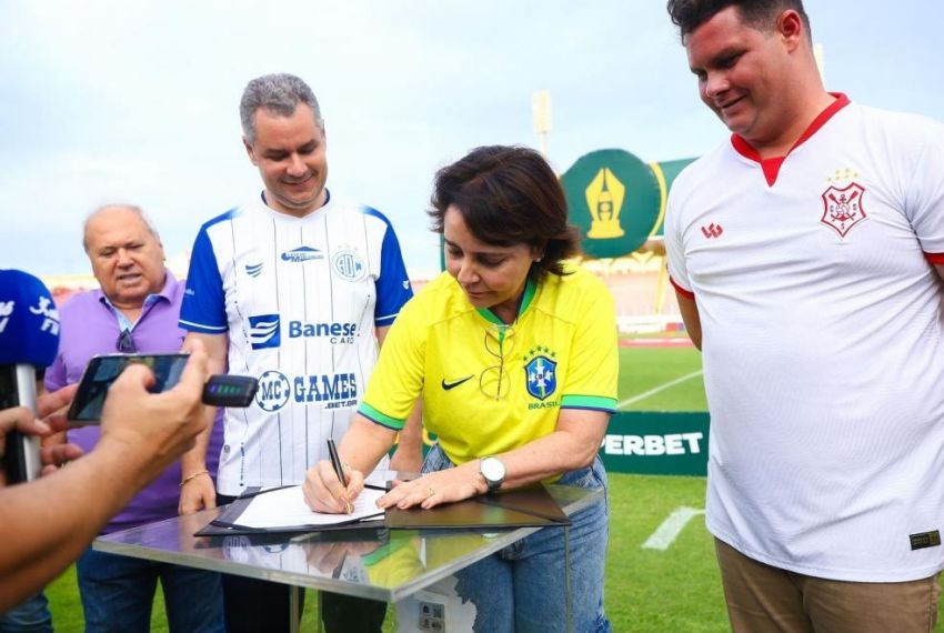 Emília assina termo de intenção de parceria entre a Prefeitura e clubes de futebol