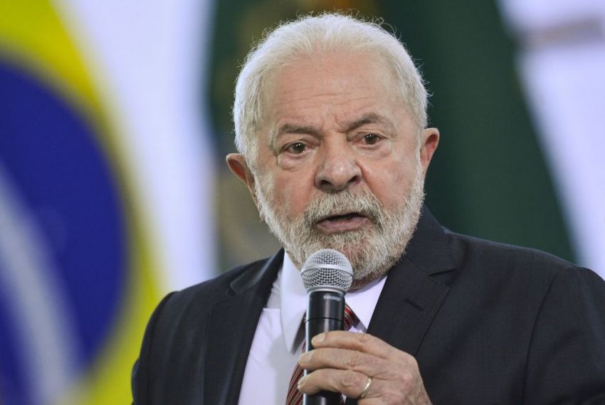 Lula diz que Brasil vai reagir contra taxações de Donald Trump