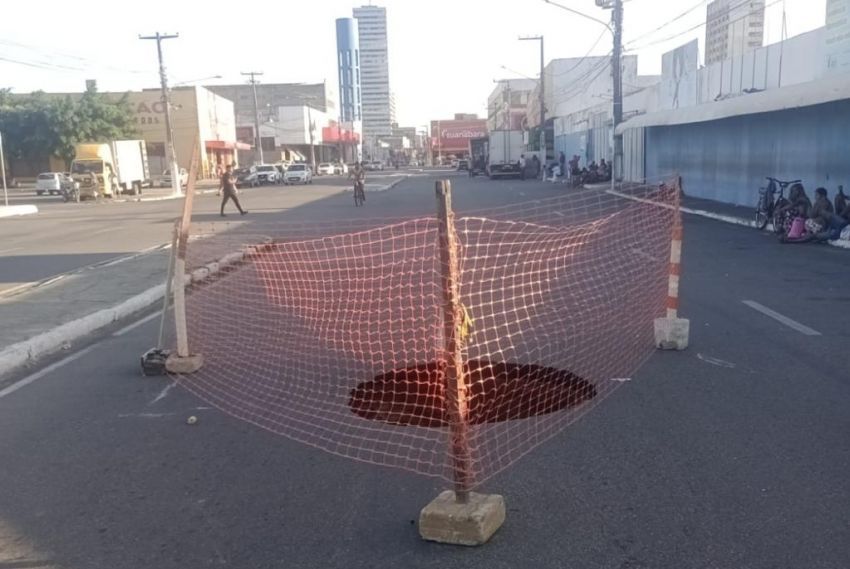 Av. Antônio Cabral é bloqueada devido a cratera com risco de ceder