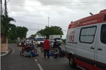 Acidente envolvendo motocicleta e carro deixa duas pessoas feridas