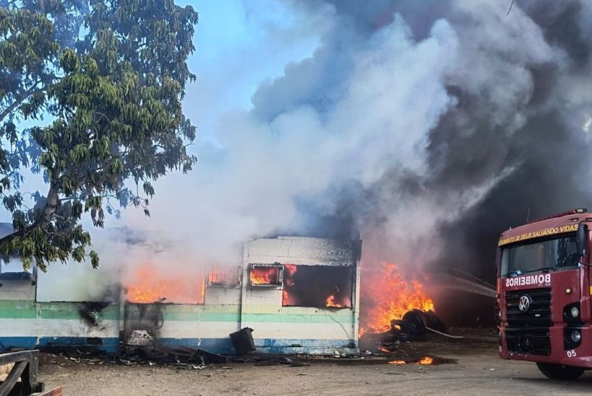 Bombeiros combatem incêndio em galpões de cooperativa de reciclagem
