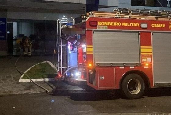 Corpo de Bombeiros combate incêndio em hospital de Aracaju