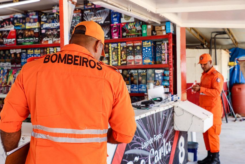 Corpo de Bombeiros realiza vistorias em barracas de venda de fogos de artifício