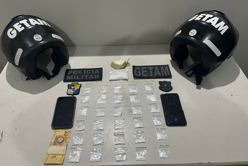 PM prende dupla por suspeita de tráfico de drogas no Bairro Ponto Novo
