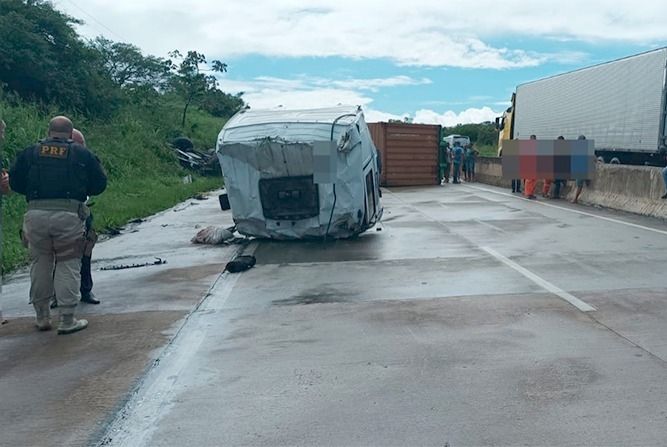 Carreta tomba e motorista fica ferido na BR-101