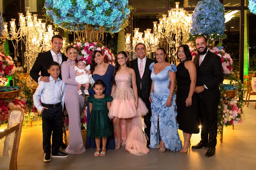 Anna Santana celebra seus 15 anos em noite digna de realeza