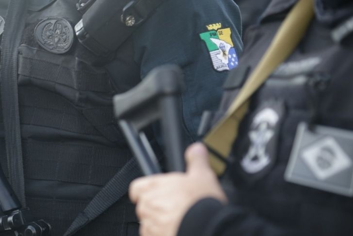 Homem é preso por violência doméstica contra a mãe em Feira Nova