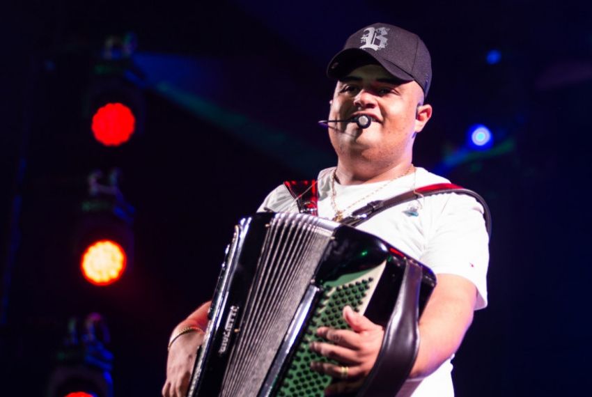 Tarcísio do Acordeon e Cavalo de Pau se apresentam no Arraiá do Povo