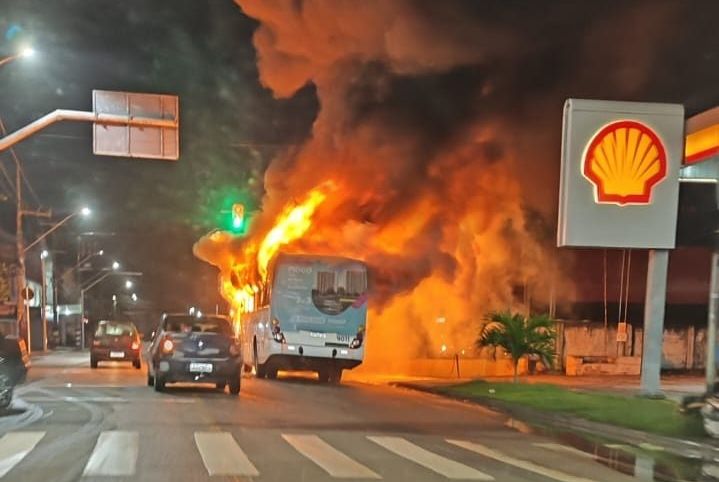 Ônibus pega fogo na zona norte de Aracaju; ninguém ficou ferido