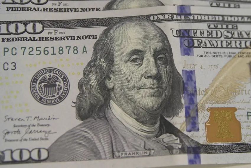 Dólar cai para R$ 5,49 com derrubada de alta do IOF e inflação menor