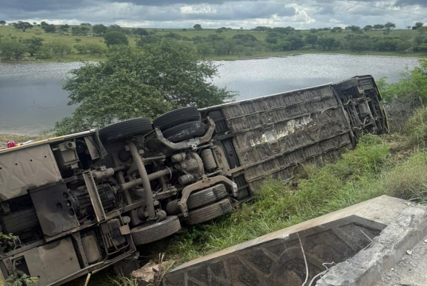 Ônibus que transportava 45 pessoas tomba em rodovia de Poço Redondo