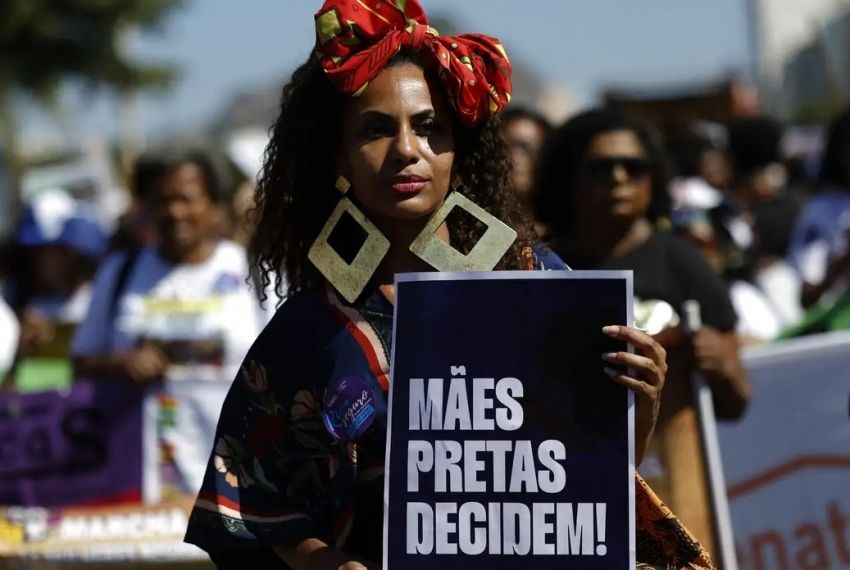 Mulheres negras reivindicam justiça e bem-viver em marcha