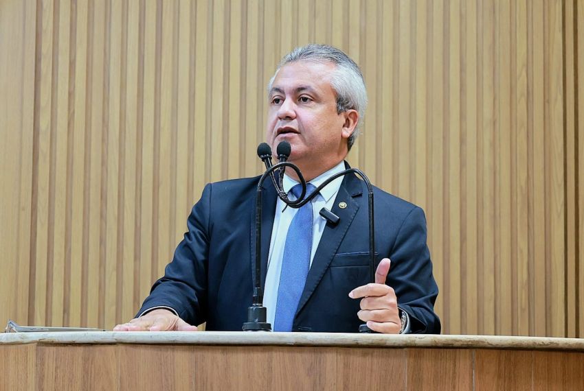 Elber critica vídeo de Emília e anuncia ação judicial