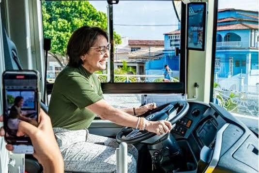 Em live, Emília reforça escolha por ônibus elétricos