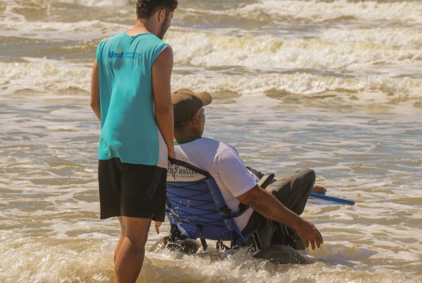 Projeto oferece banho assistido e atividades esportivas para PCDs