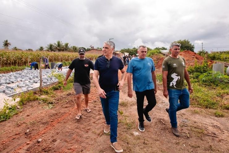 Prefeito interino assina ordem de pavimentação no Limoeiro