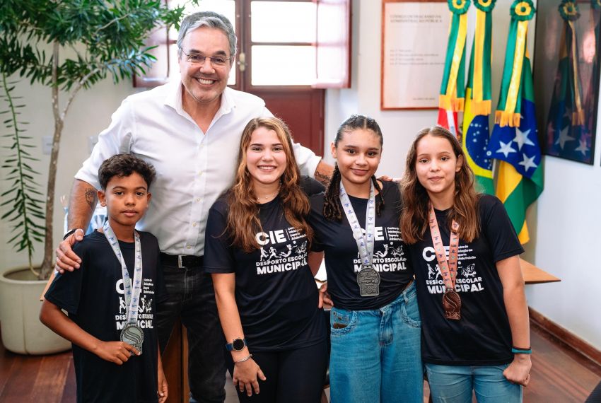 Sérgio Reis recebe judocas medalhistas do CIE