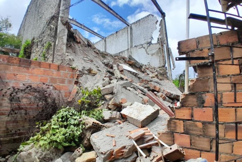Galpão desaba parcialmente em Aracaju; ninguém fica ferido