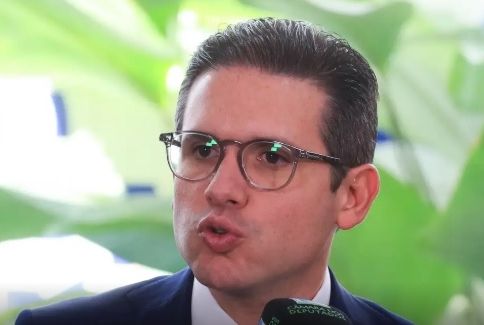Hugo Motta pauta PEC que dificulta denúncias criminais contra deputados e senadores