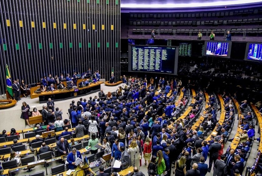 Câmara aprova urgência para projeto de anistia a golpistas