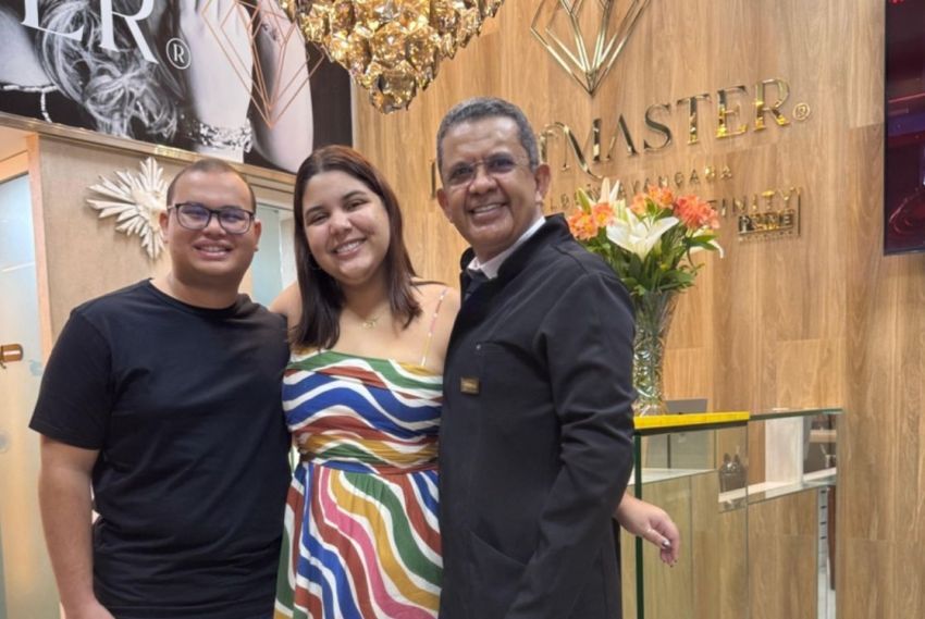 Satisfeitos com o novo sorriso!