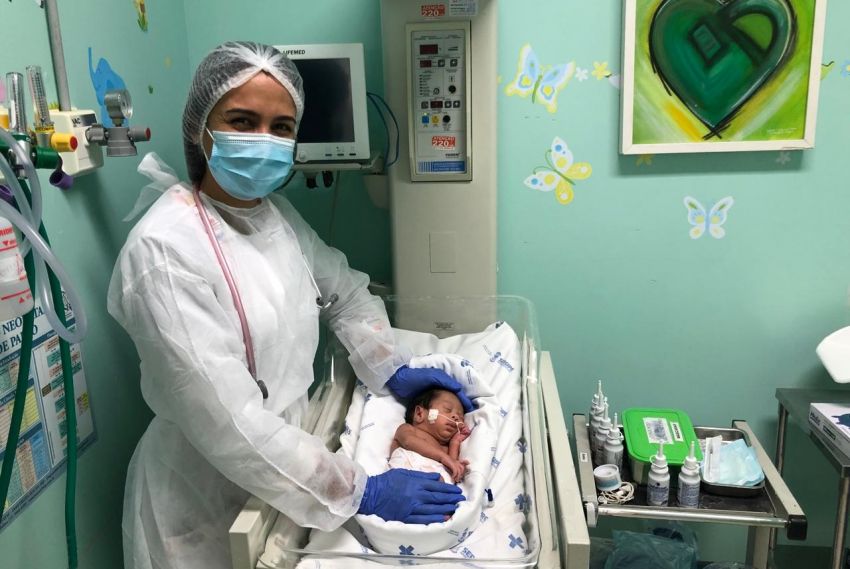 Equipe de fisioterapia acompanha bebês prematuros em maternidade