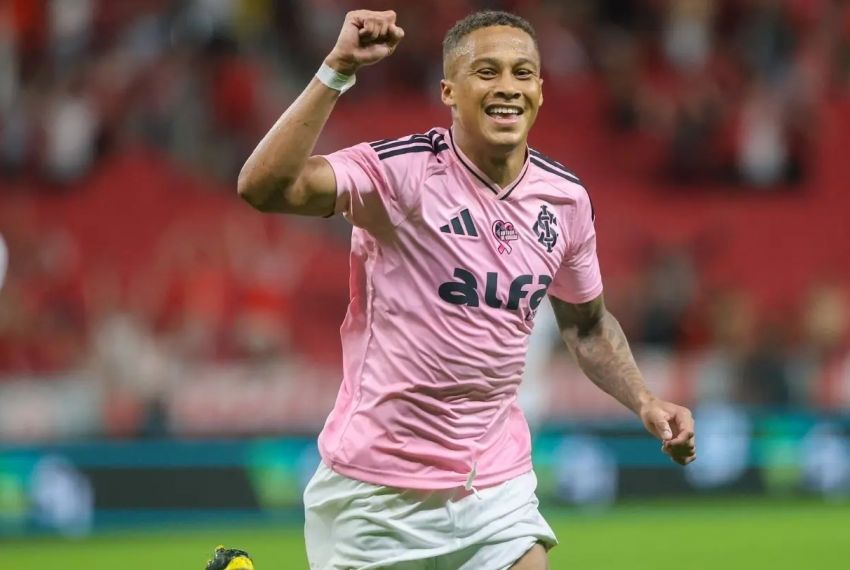 Internacional bate Botafogo e volta a vencer no Brasileiro