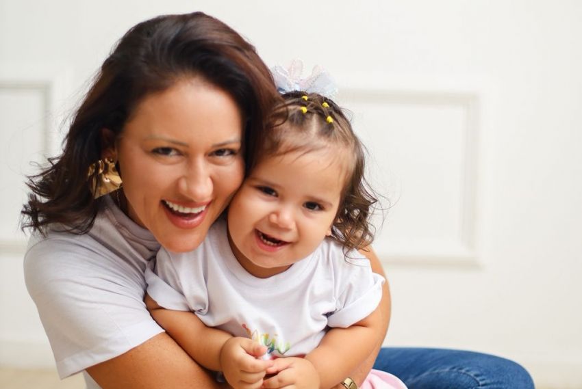 Maria Júlia, ao lado da mãe coruja, Carla Patrícia Vasconcelos