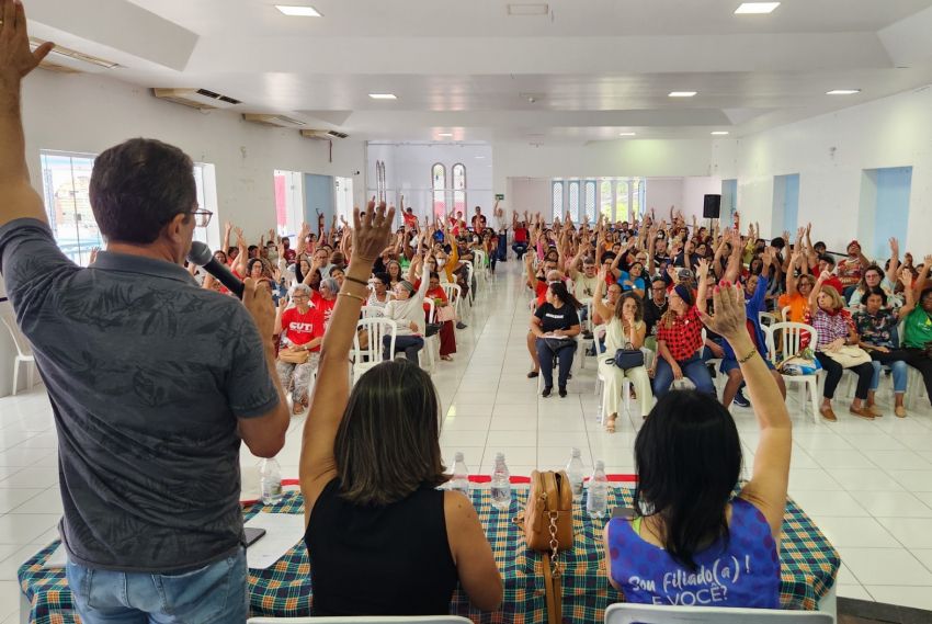 Professores vão paralisar atividades para cobrar resposta sobre o triênio