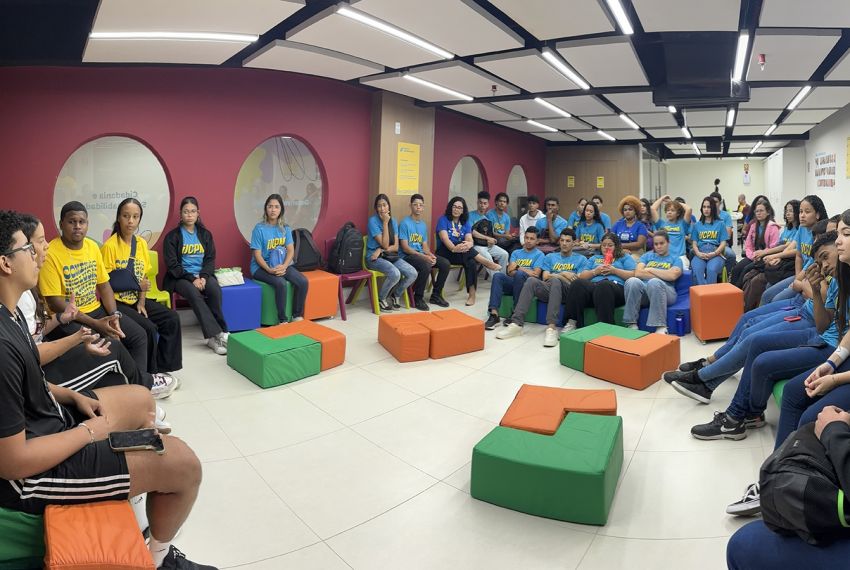 Jovens debatem sobre empregabilidade e tecnologia digital