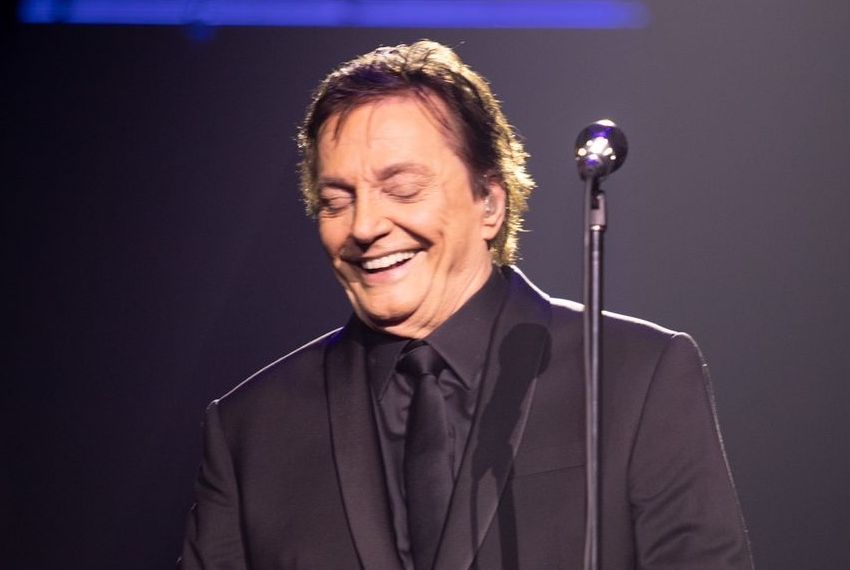Fábio Jr. celebra trajetória em show emocionante