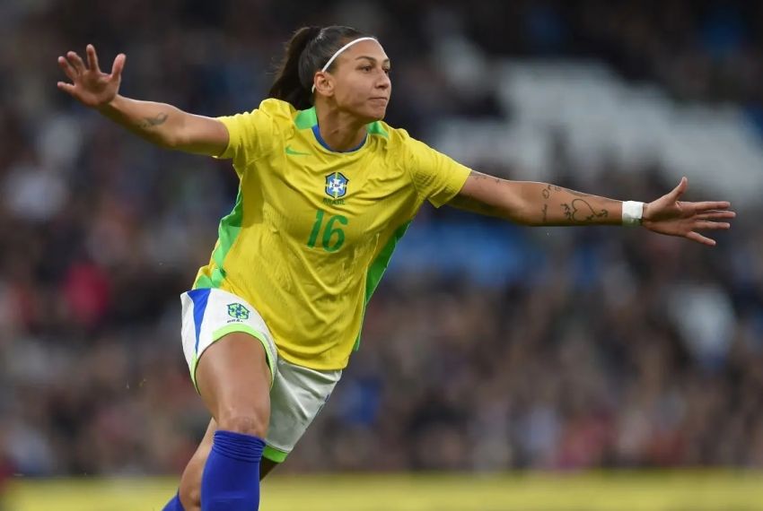 Com uma a menos, Brasil supera a Inglaterra fora de casa