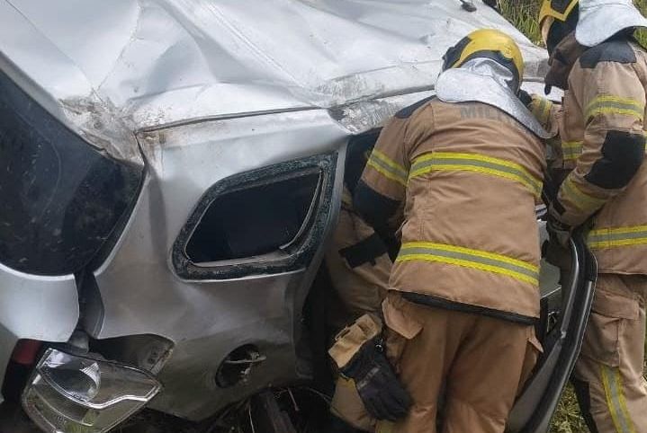 Corpo de Bombeiros resgata vítimas de capotamento na BR-101
