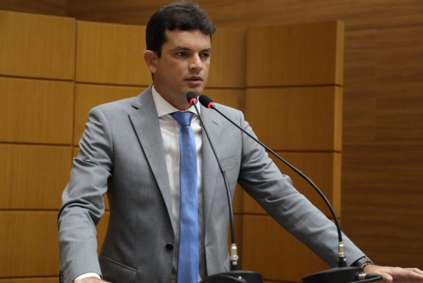 Paulo Júnior propõe regras para instalação de pontos de recarga em Sergipe