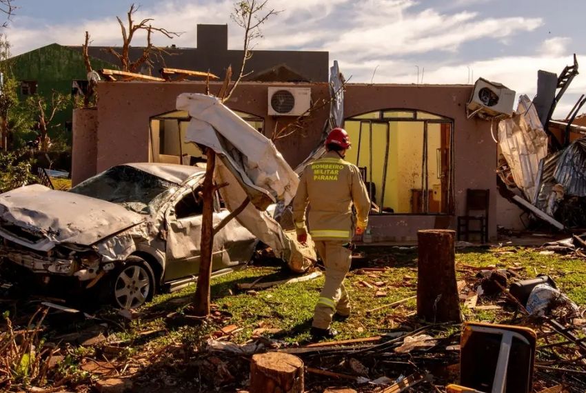 Cidade devastada por tornado tem 2 mil sem luz; 32 seguem internados