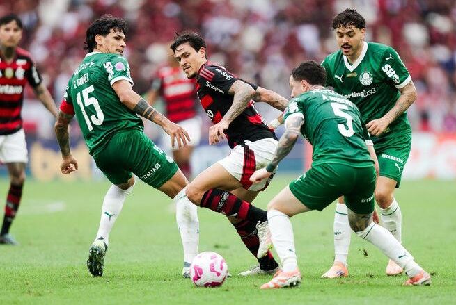 Pedro sofre lesão muscular e deve desfalcar o Flamengo na final