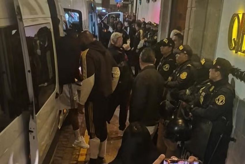 Com jogadores divididos em vans, Flamengo chega a Cusco