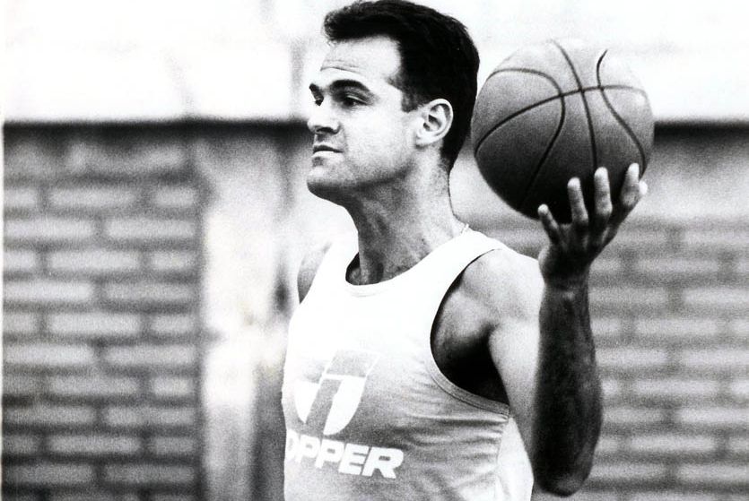 Oscar Schmidt é cremado com a camisa da Seleção de basquete