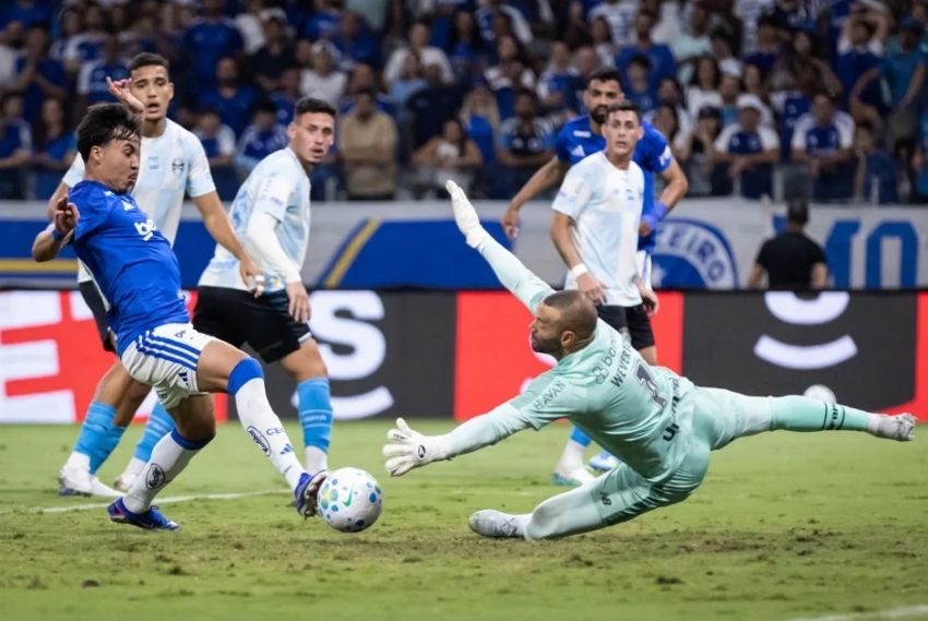 Cruzeiro vence o Grêmio e joga o Corinthians para o Z4 do Brasileirão