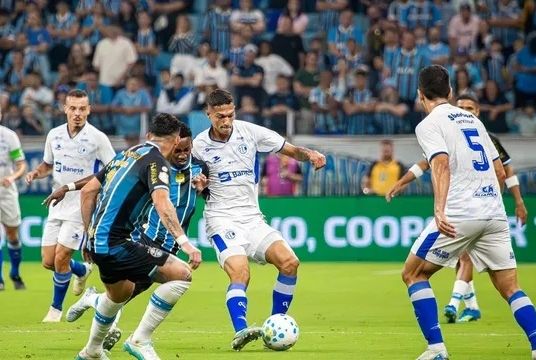 Grêmio vence Confiança e abre vantagem na quinta fase da Copa do Brasil