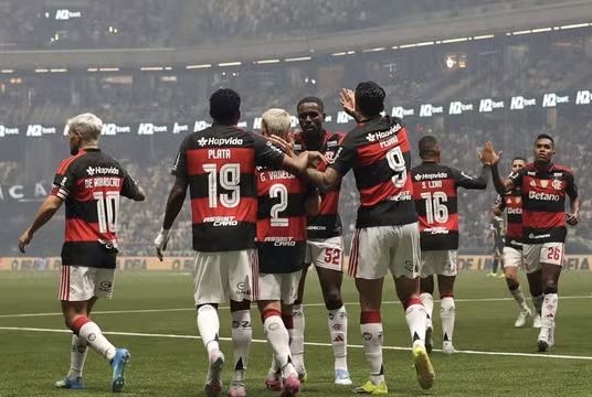 Flamengo goleia Atlético-MG e impede Palmeiras de disparar