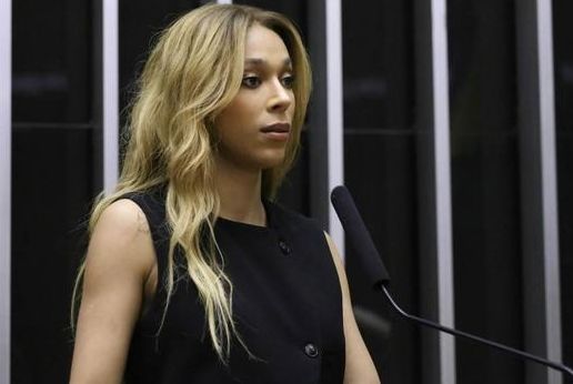 Erika Hilton defende renúncia de Flávio Bolsonaro
